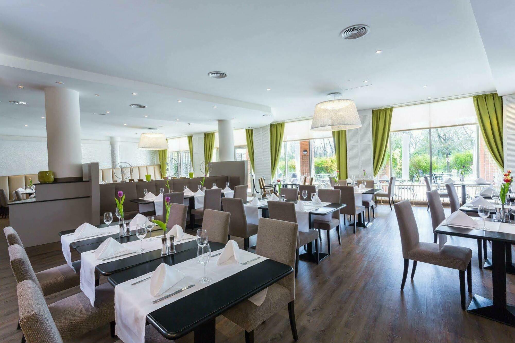 Hilton Garden Inn Vienna South 레스토랑 사진